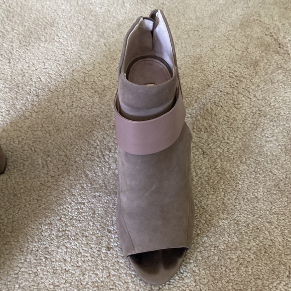 Louise et Cie (Vince Camuto) - open toe booties. - Picture 4 of 6